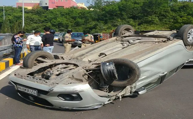 CAR-ACCIDENT-ON-CABLE-BRIDGE-HYDERABAD