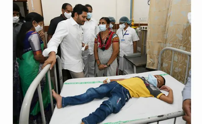 JAGAN-VISITS-ELURU-HOSPITAL