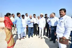 KCR-VISITS-KALESWARAM-PROJECT-WITH-FAMILY