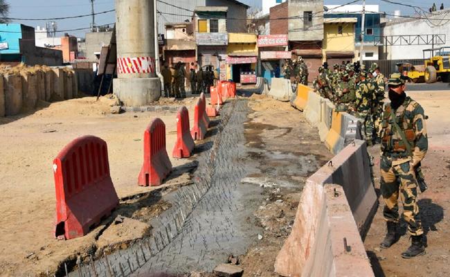 CENTER-REMOVES-BARRICADES-DELHI-CITYENDS