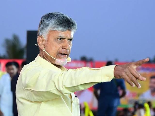  ఆంద్రప్రదేశ్: తిరుపతి లడ్డూ తయారీలో కల్తీ నెయ్యి వాడారన్న ఆరోపణలు పెను దుమారం రేపాయి. సుప్రీం కోర్టు సీబీఐ డైరెక్టర్ పర్యవేక్షణలో సిట్ ఏర్పాటు చేయాలని ఆదేశించడ